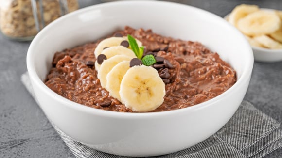 Mingau de aveia feito com cacau e banana: um café da manhã saudável, rico em fibras e vitaminas