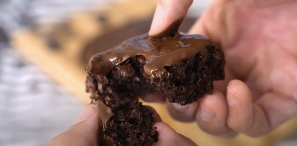 Bolo fit com gosto de infância: essa receita me fez esquecer que era saudável