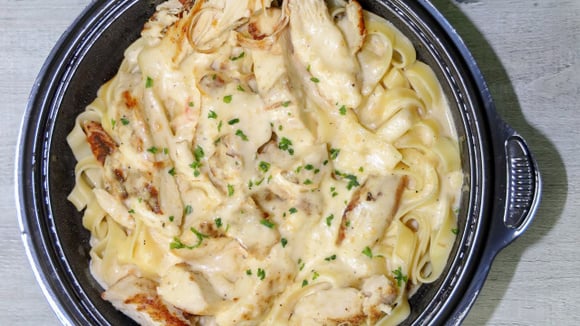 Fácil, rápido e muito delicioso para o almoço de domingo: macarrão cremoso com isca de frango (ou carne!) simples de fazer e delicioso