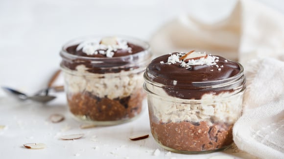 Essa é a receita de overnight oats que eu faço quando estou com vontade de doce: proteica, levinha e sem lactose