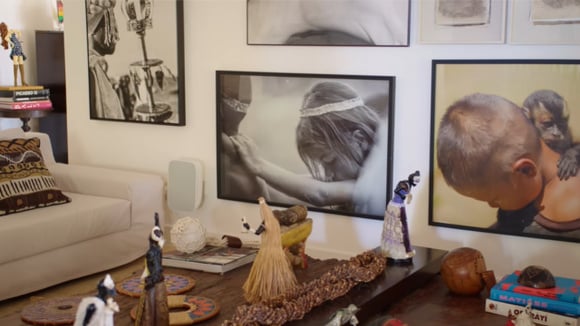 As obras de arte e objetos espalhados pela casa deixam a decoração mais intimista (Créditos: Reprodução /  YouTube @CasaVogueBrasil)