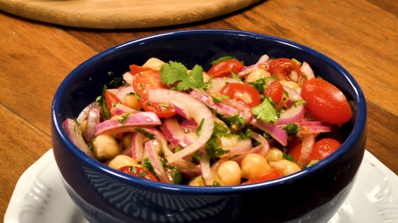 Salada de grão-de-bico é uma ótima opção para fazer em grandes quantidades e ter uma refeição rápida e gostosa! (Créditos: TudoGostoso)
