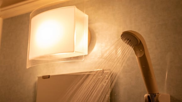 Por que você deveria deixar a luz do banheiro acesa a noite toda quando for dormir em um hotel?