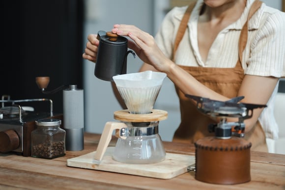 Os truques que um barista me ensinou e que transformaram meu café em casa: conheça os utensílios essenciais