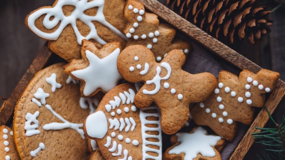 Esses biscoitinhos de mel e canela já são tradição de todo Natal na minha casa: meus filhos adoram!