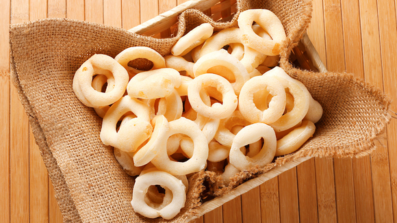 O TudoGostoso ensina o passo a passo para preparar um biscoito de polvilho que rende bastante. (Créditos: Canva)