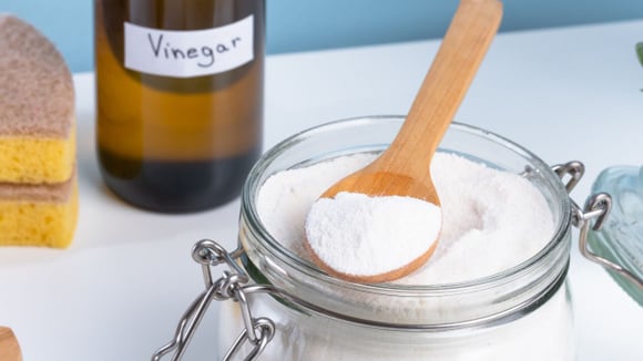 Na prática, vinagre e bicarbonato de sódio se neutralizam e não promovem uma limpeza eficiente (Créditos: Shutterstock)