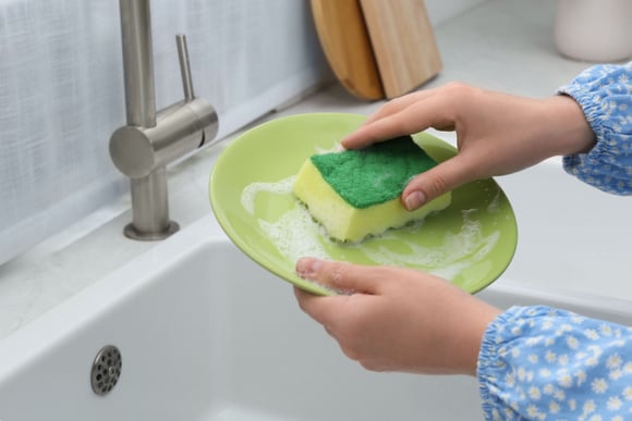 A esponja de lavar louças está desgastada? Aprenda o truque com ingrediente caseiro que irá fazer ela ficar nova!