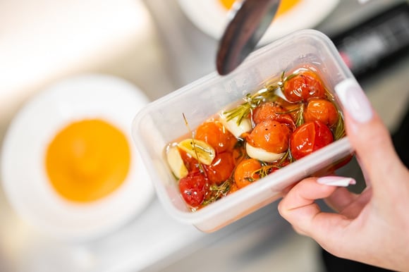 Tomates confitados em casa, muito melhor que de restaurantes caros: TudoGostoso ensina como preparar esse acompanhamento com poucos ingredientes