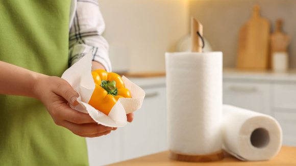 Guardar os vegetais com papel-toalha conversa fresco por mais tempo (Créditos: Shutterstock)