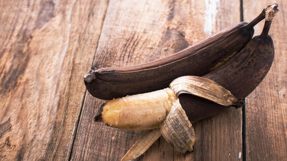 As bananas ficarão frescas e sem escurecer por mais 2 semanas se armazenadas em um lugar que você nunca pensou