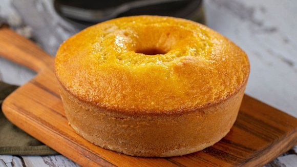 Bolo de fubá vegano fofinho, delicioso e bem douradinho desenformado (Créditos: Shutterstock)