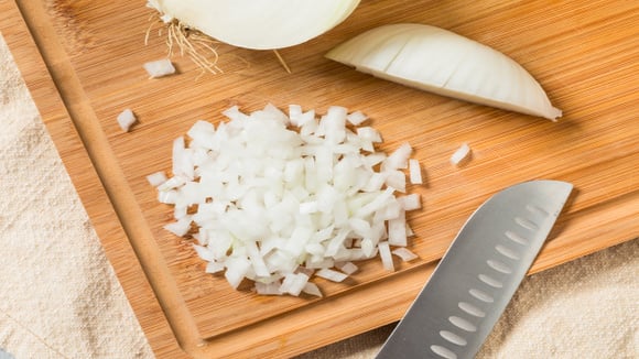 Escolher o formato certo da cebola ajuda a valorizar diferentes tipos de preparo. (Foto: Shutterstock)