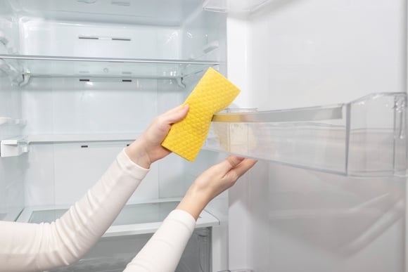 Mesmo com as prateleiras limpas, o dreno entupido pode acumular umidade e provocar odores desagradáveis dentro da geladeira. (créditos: Shutterstock)