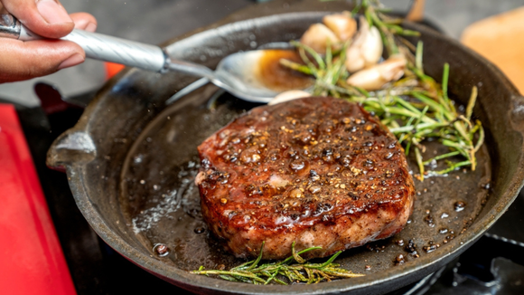 Não fique virando o bife toda hora: a dica do TudoGostoso para uma carne mais suculenta é muito simples