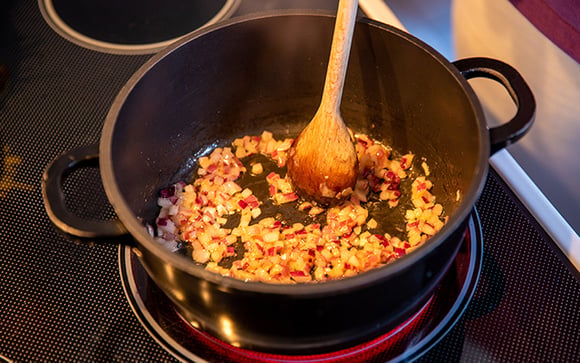 O truque dos chefs para refogar a cebola e transformar o sabor das receitas: você só precisa de dois ingredientes que já tem em casa