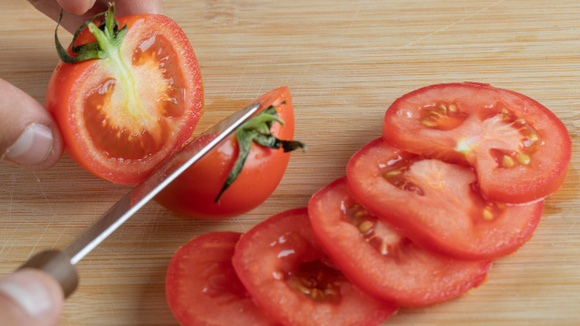 Veja o passo a passo dessa salada fácil e deliciosa (Créditos: Magnific)