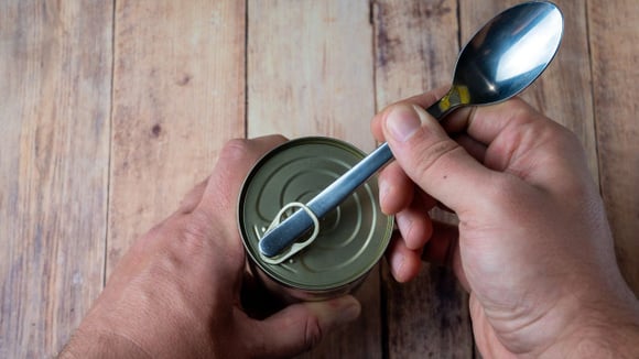 O utensílio também facilita a abertura de latas com anel ao fazer uma alavanca na embalagem (Créditos: Shutterstock)