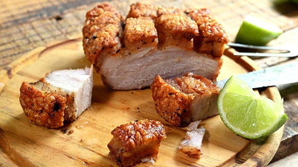 Segundo mestres cervejeiros, a pururuca perfeita começa antes de ir ao forno e o TudoGostoso sabe exatamente como fazer