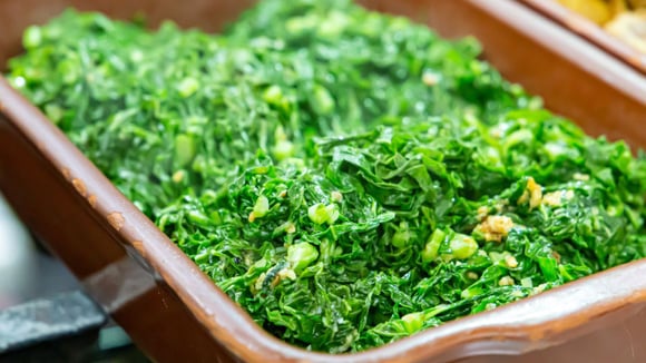 Couve pode ser refogada ou incluída em diversos preparos, de salada a sucos (Créditos: Shutterstock)