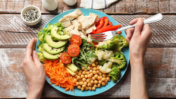 Para especialista, uma única refeição ao dia já seria suficiente para nutrir o corpo e garantir uma saúde melhor (Créditos: Shutterstock)