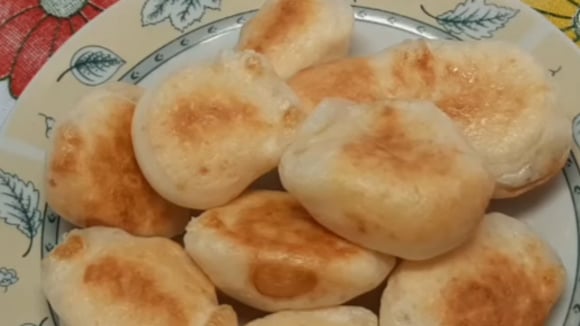 Sem ovo e sem trigo: pãozinho de tapioca de 3 ingredientes é surpreendentemente simples e gostoso