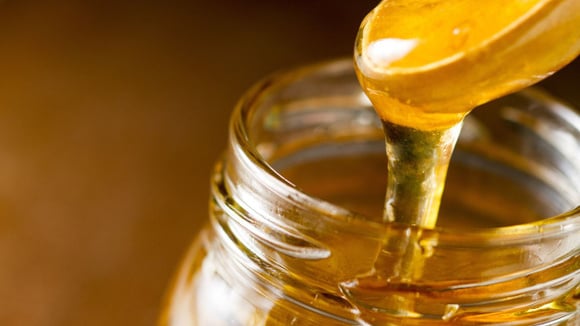 Natural, mas ainda é açúcar: o que o consumo diário de mel pode causar