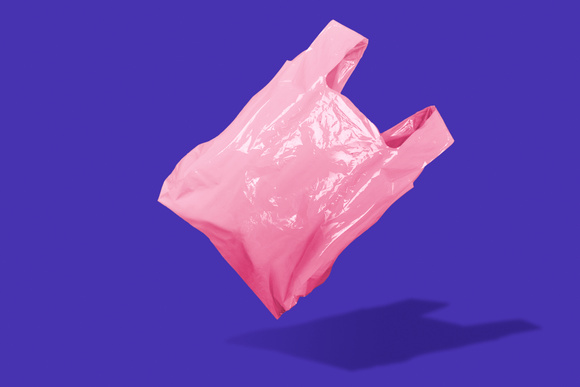Essa é a melhor maneira de dobrar sacolas plásticas para armazená-las de forma organizada e sem ocupar muito espaço