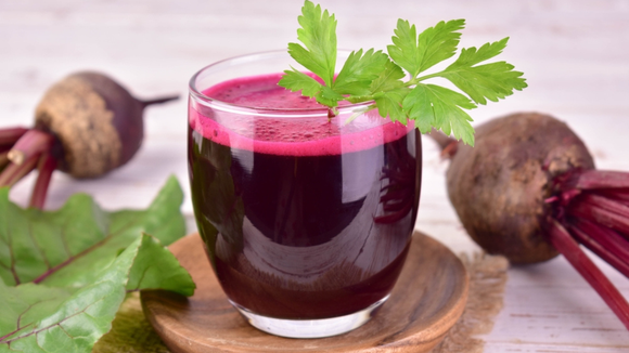 Suco de beterraba cheio de nutrientes e com coloração vibrante (Créditos: Shutterstock)