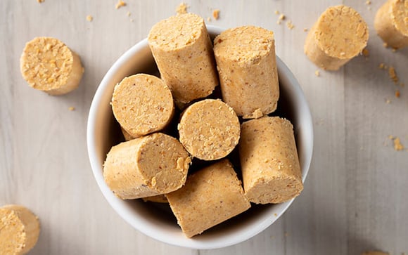 A maioria faz errado: como comer paçoca do jeito certo sem esfarelar toda e aproveitar cada grama do doce!