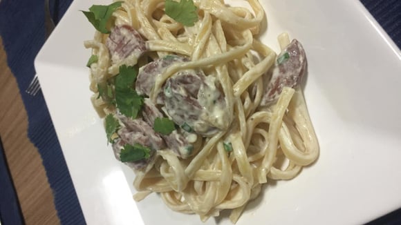 Macarrão com linguiça calabresa e creme de leite (Créditos: TudoGostoso)