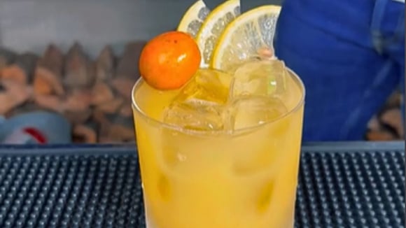Nem toda caipirinha precisa ser de limão: você precisa provar essa caipirinha de seriguela que é sucesso no Nordeste e a cara do verão!