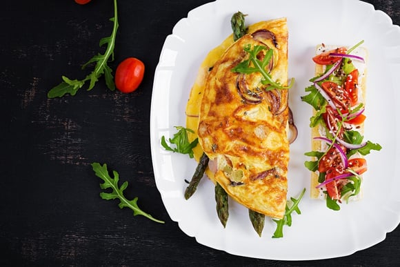 Quebre um ovo em 1 batata ralada e prepare este delicioso café da manhã: feito em minutos na frigideira, você pode servir até no jantar