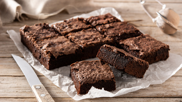 Fatias de brownie simples e rápido com casquinha crocante e interior cremoso (Créditos: TudoGostoso)