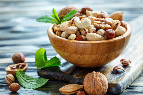 Oleaginosas como castanha de caju, amêndoa e pistache são ricas em gorduras boas e ajudam na saciedade. (Crédito: Shutterstock)