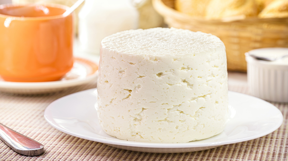 Após decisão da Anvisa, está suspensa a comercialização de queijo minas e molho pesto vendidos no Brasil: veja as marcas e os lotes afetados
