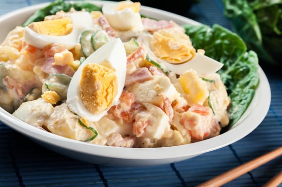Como fazer uma salada de batata com ovo muito cremosa: não leva maionese e o molho tem um ingrediente secreto