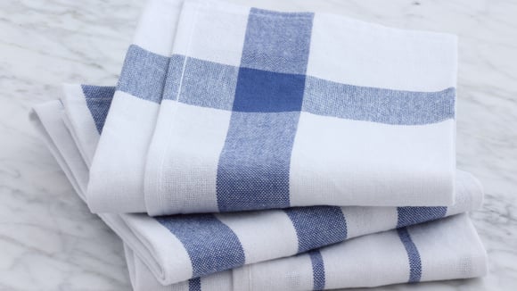 Esse truque facilita muito a limpeza dos panos de prato encardidos (Créditos: Shutterstock)