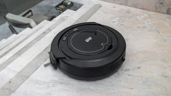 WAP W90 varre, aspira e passa pano e é ideal para quem quer ter o primeiro robô aspirador