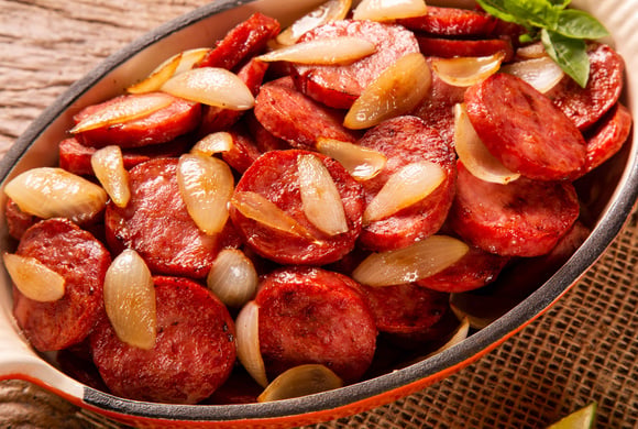 Como fazer linguiça acebolada SUCULENTA: descubra o truque de restaurante para nunca passar do ponto