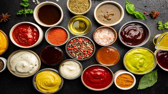 Tempero artesanal de alho e ervas finas preparado para acompanhar carnes assadas. (Foto: Shutterstock)