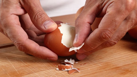 Como cozinhar ovos para que a casca se solte facilmente: a técnica da vovó para descascar sem esforço