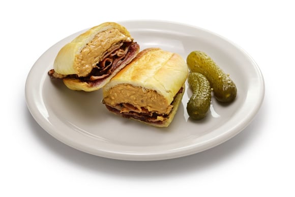 Elvis Presley gostava de alimentos calóricos e sanduíche com banana e pasta de amendoim. (créditos: Shutterstock).