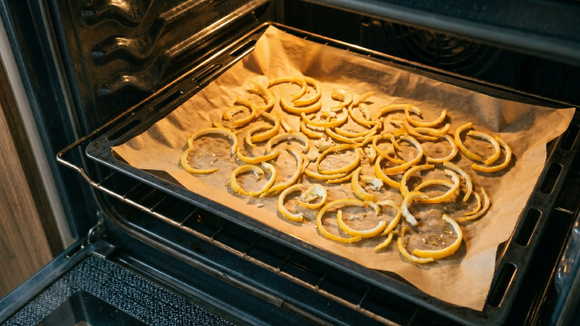 Colocar cascas de limão no forno: por que as pessoas fazem isso e quais os benefícios?