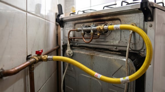 Verificar a validade da mangueira do gás de cozinha é extremamente importante (Créditos: Imagem gerada por IA)