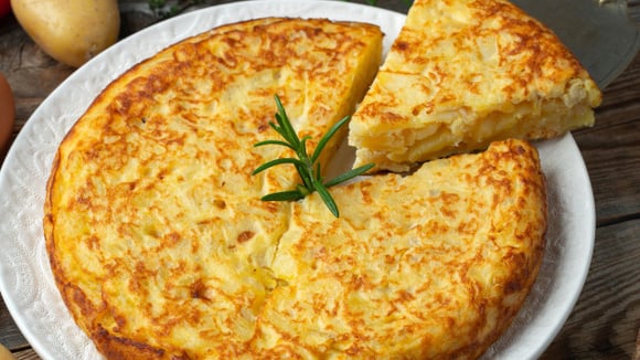 Fritada de cebola com ovo: aprenda o modo de preparo completo (Créditos: Canva)