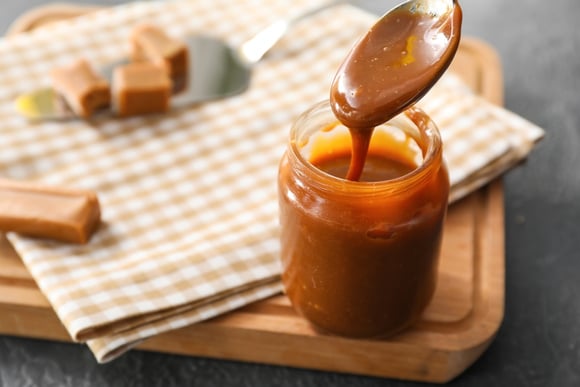Vegano e com só 2 ingredientes: esse doce de leite fica tão cremoso que ninguém acredita que é caseiro