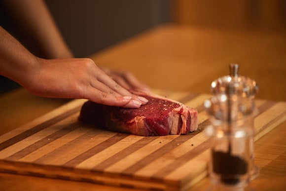 O chef francês Philippe Etchebest é categórico: "Para cozinhar carne bovina perfeitamente, você simplesmente precisa..."