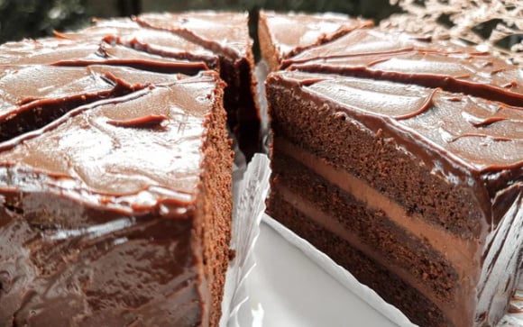 O bolo Matilda é um bolo de chocolate com camadas e mais camadas de cremosidade (Créditos: Shutterstock)