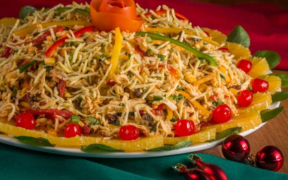 O salpicão de frango é uma ótima receita com frango desfiado (Créditos: TudoGostoso)